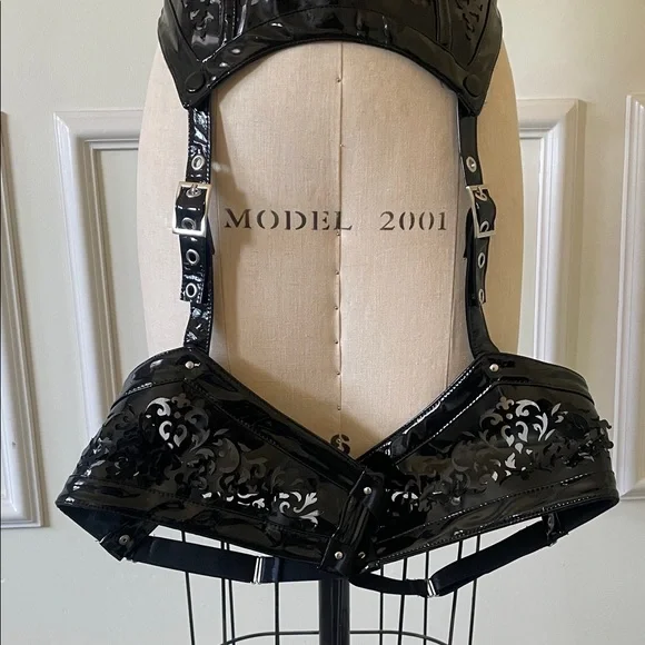 Black Ornate Women's corset Belt with thigh garters - Picture 3 of 4